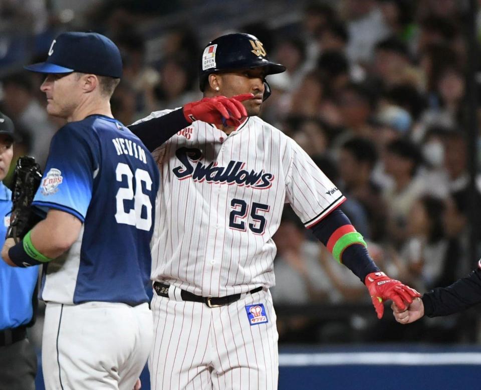 ７回、サンタナは左前にチーム初安打を放つ（撮影・佐藤厚）