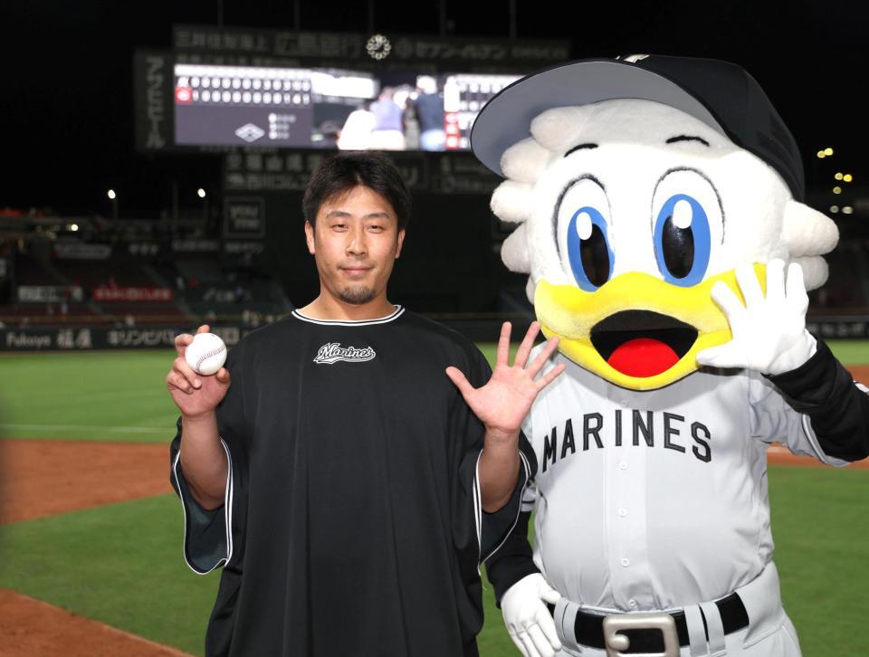 お立ち台でポーズをとる八木（左）＝撮影・北村雅宏