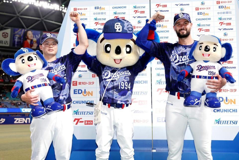 ヒーローインタビューを終え、ポーズをとる細川（左）とマラー