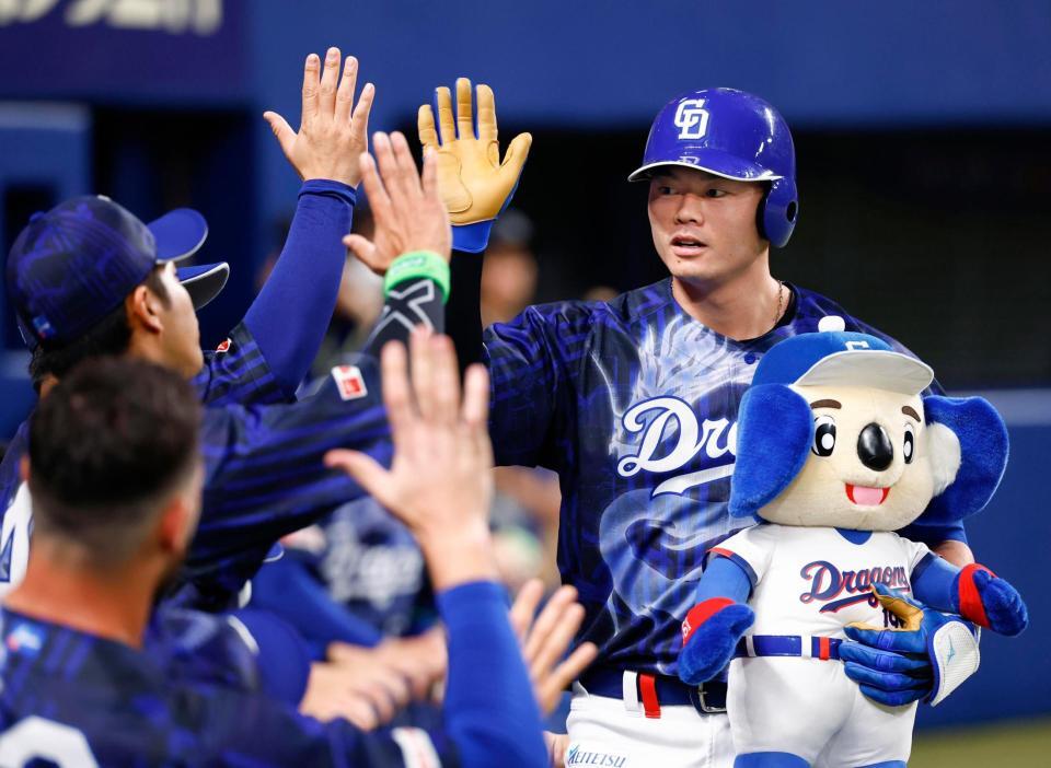 ２回、先制ソロを放ち、ナインに迎えられる細川