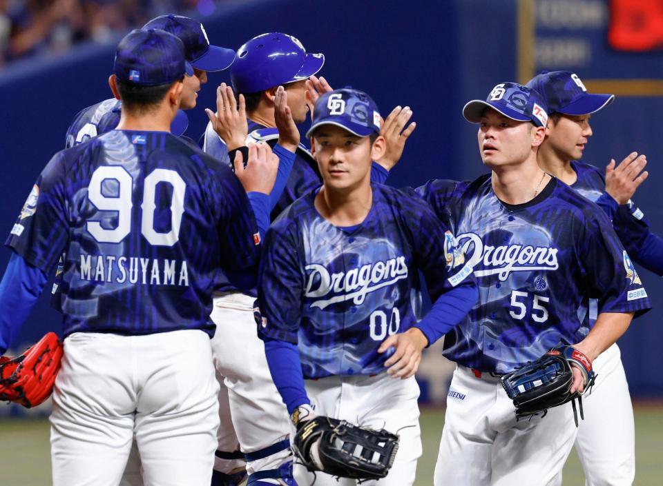 楽天に勝利し、タッチを交わす細川（右から２人目）ら中日ナイン