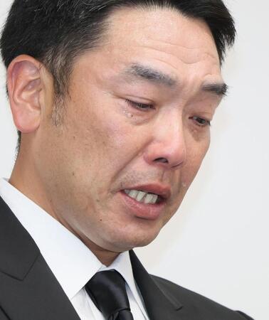 取材に応じる阿部慎之助氏（撮影・石井剣太郎）