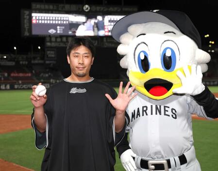 　お立ち台でポーズをとる八木（撮影・北村雅宏）