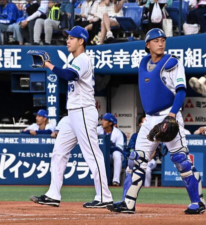 １回、山中に適時打を打たれた平良（左）＝撮影・持木克友