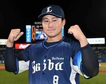 お立ち台でガッツポーズする渡部（撮影・佐藤厚）