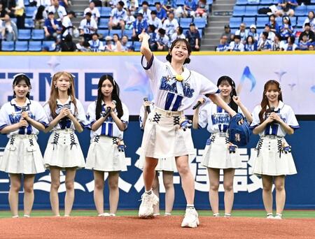 セレモニアルピッチを務めるＡＫＢ４８・伊藤百花（撮影・持木克友）