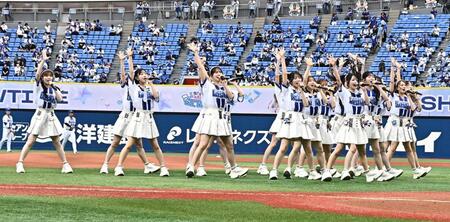 グラウンドで唄うＡＫＢ４８（撮影・持木克友）