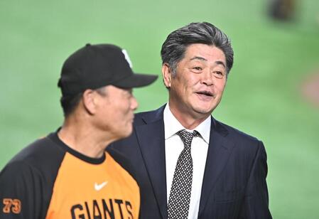 試合前、橋上監督代行（左）を激励する元巨人の工藤公康氏（撮影・開出牧）