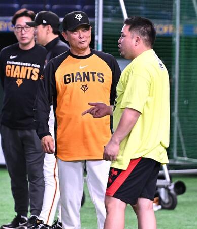 試合前、山川（右）と談笑する橋上監督代行（撮影・開出牧）