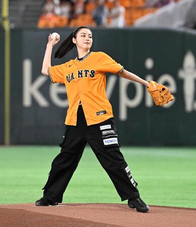 始球式を務めた池田エライザ