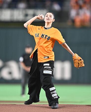 始球式を務める池田エライザ（撮影・開出牧）