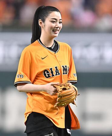 始球式を務め笑顔の池田エライザ（撮影・開出牧）