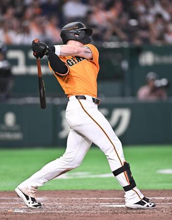 ３回、レフトへ勝ち越し２点タイムリーを放つキャベッジ（撮影・開出牧）