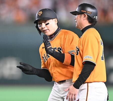 ３回、右前適時打を放ちポーズを決める丸（左）。右は亀井コーチ（撮影・開出牧）