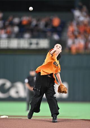 始球式を務める池田エライザ（撮影・開出牧）