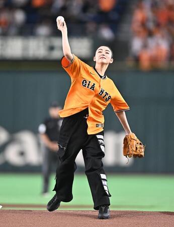 始球式を務める池田エライザ（撮影・開出牧）