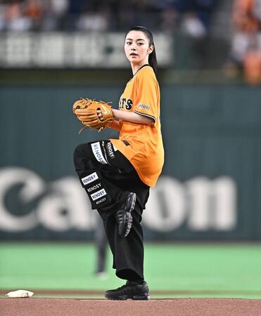 始球式を務める池田エライザ（撮影・開出牧）