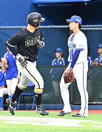 ２回、勝ち越しのホームを踏んだ野口（左）と打たれた篠木（撮影・持木克友）