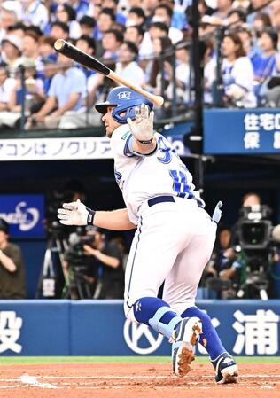 １回、中越え適時二塁打を放つヒュンメル（撮影・持木克友）