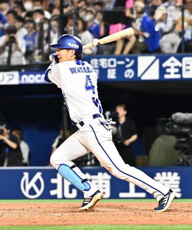 ５回、中前適時打を放つ度会（撮影・持木克友）