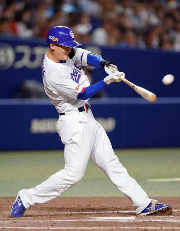 ４回、石川昂が左越えに本塁打を放つ