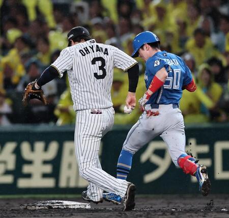 ７回、大山は五十幡の打球を持って一塁へ走るもセーフとなる（撮影・田中太一）