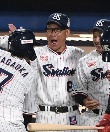 ８回、サンタナが同点２ランを放ち、大喜びする池山監督（撮影・佐藤厚）