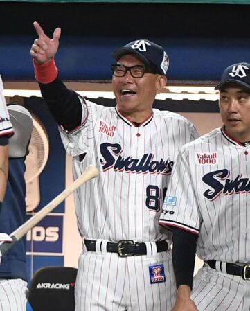８回、サンタナが同点２ランを放ち、大喜びする池山監督（撮影・佐藤厚）
