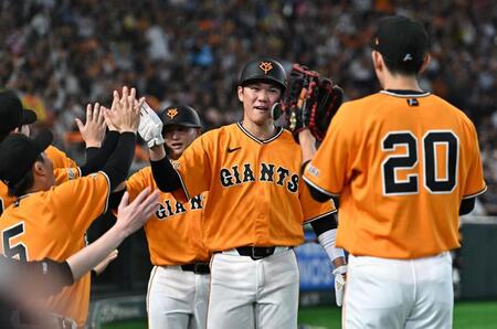３回、キャベッジの勝ち越し２点タイムリーで生還しナインとタッチを交わす坂本（中央）。右手前は先発の戸郷（撮影・開出牧）