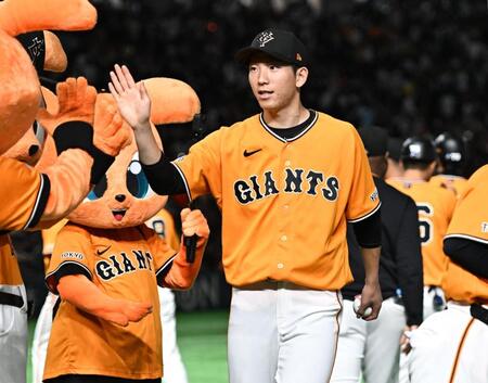 ウイニングボールを手にタッチを交わす戸郷（撮影・開出牧）