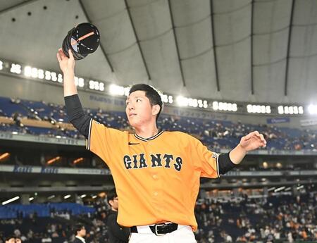 今季２勝目を挙げスタンドの祝福に応える戸郷（撮影・開出牧）
