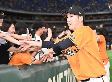 今季２勝目を挙げファンとタッチを交わす戸郷（撮影・開出牧）
