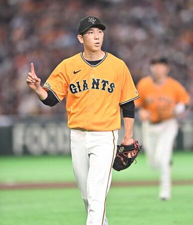 ６回、山川を空振り三振に仕留めポーズを決める戸郷（撮影・開出牧）