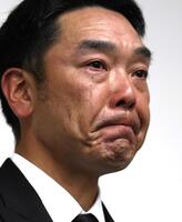 取材に応じる阿部慎之助氏（撮影・石井剣太郎）