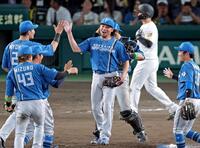 　完封勝利を飾りナインとタッチを交わす伊藤