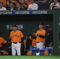 １回、吉川が右前打を放ち拍手をする橋上監督代行（右から２人目）。左は川相コーチ（撮影・開出牧）
