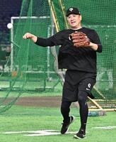 試合前の練習でノックを受ける田中将（撮影・開出牧）