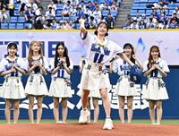 セレモニアルピッチを務めるＡＫＢ４８・伊藤百花（撮影・持木克友）