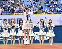 セレモニアルピッチを務めるＡＫＢ４８・伊藤百花（撮影・持木克友）