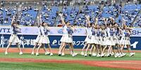 グラウンドで唄うＡＫＢ４８（撮影・持木克友）
