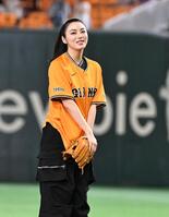 始球式を務めた池田エライザ