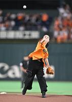 始球式を務める池田エライザ（撮影・開出牧）