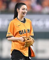 始球式を務め笑顔の池田エライザ（撮影・開出牧）