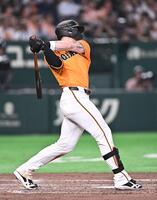３回、レフトへ勝ち越し２点タイムリーを放つキャベッジ（撮影・開出牧）