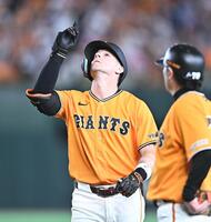 ３回、勝ち越しの２点タイムリーを放ち天を仰ぐキャベッジ（撮影・開出牧）