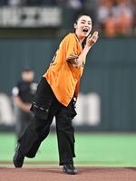 始球式で投げたボールが大きくそれて口を開けて笑う池田エライザ（撮影・開出牧）