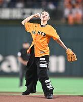 始球式を務める池田エライザ（撮影・開出牧）