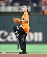 始球式を務める池田エライザ（撮影・開出牧）