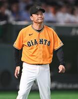 ８回、投手交代を告げた橋上監督代行（撮影・開出牧）
