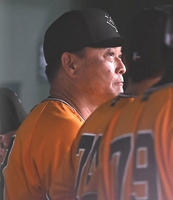 ７回１失点の戸郷の好投に明るい表情を見せる橋上監督代行（撮影・開出牧）
